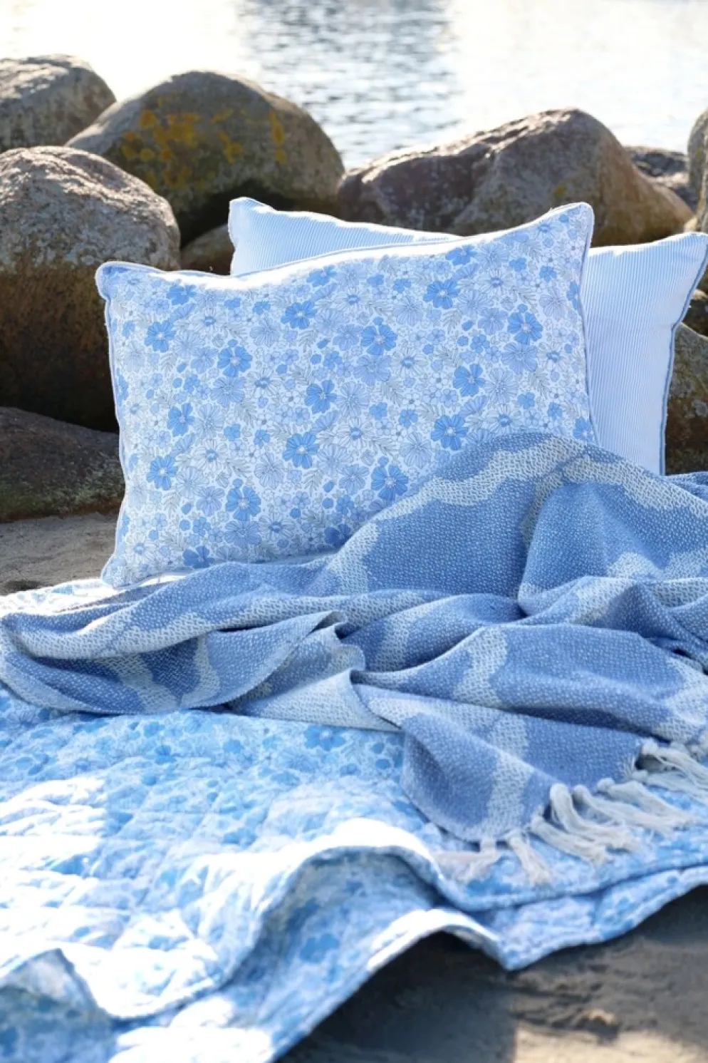 Chic Antique Aix Quilt mit Blumenmuster, blau