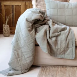 Chic Antique Aix Vintage Quilt