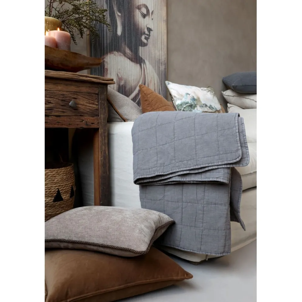 Chic Antique Aix Vintage Quilt