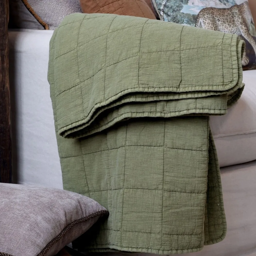 Chic Antique Aix Vintage Quilt