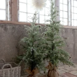 Chic Antique Künstlicher Tannenbaum mit Zapfen & Schnee