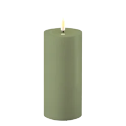 Deluxe Homeart LED Real Flame Outdoor Stumpenkerze staubig grün