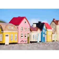 IB Laursen Lichthaus Ebeltoft – Keramikhaus mit hellblauer Tür und Stockrosen