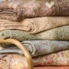 IB Laursen Quilt Blütenzauber – Beige mit gelben, grünen & himbeerfarbigen Blumen