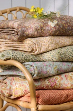 IB Laursen Quilt Creme mit Blauen und Rosa Blumen