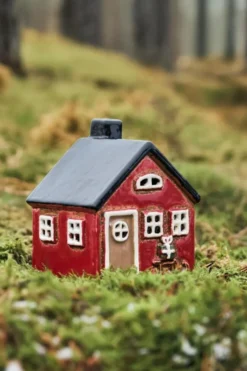 IB Laursen Teelichthaus Stillenat Keramikhäuschen mit Schlitten Motiv